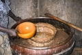 fabrication du dolo : le mil est mis à fermenter avant d'être chauffée
