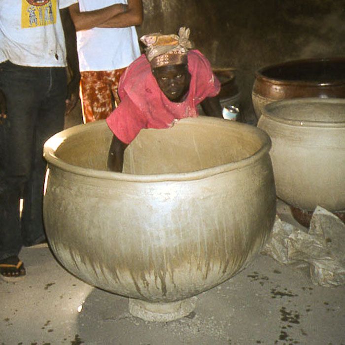 A vieille femme grands pots! ici pour la bière de mil : le dolo)
