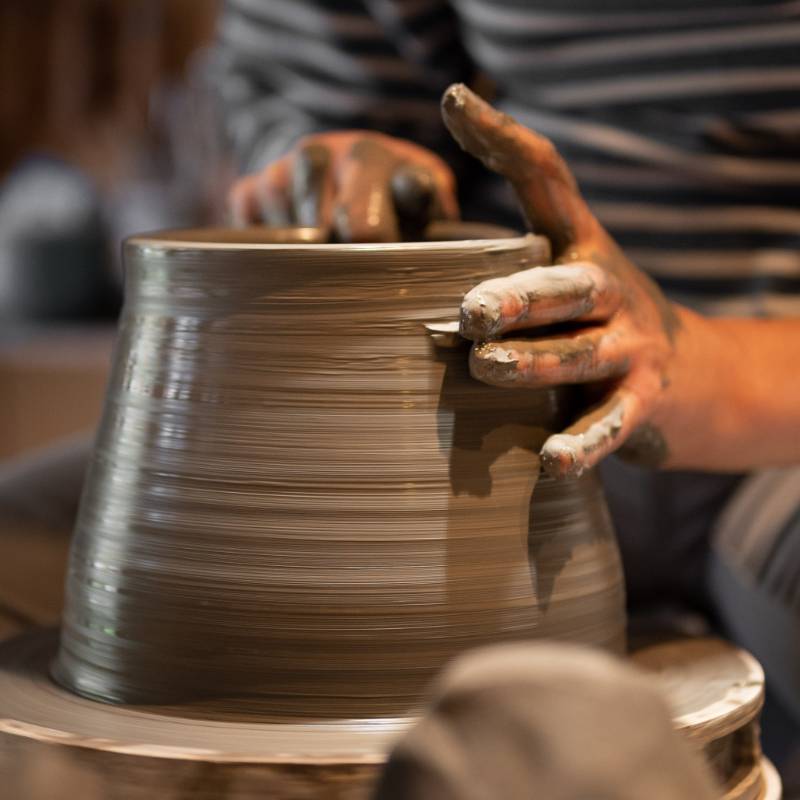 tournage d'une céramique en grès à l'atelier Al-Terre Poterie de Valady